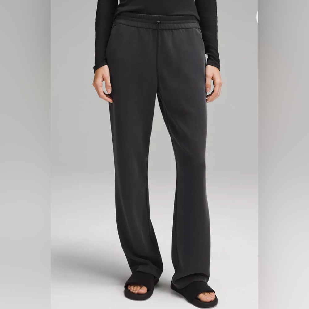Lululemon Softstreme High-Rise Pant
Short 0